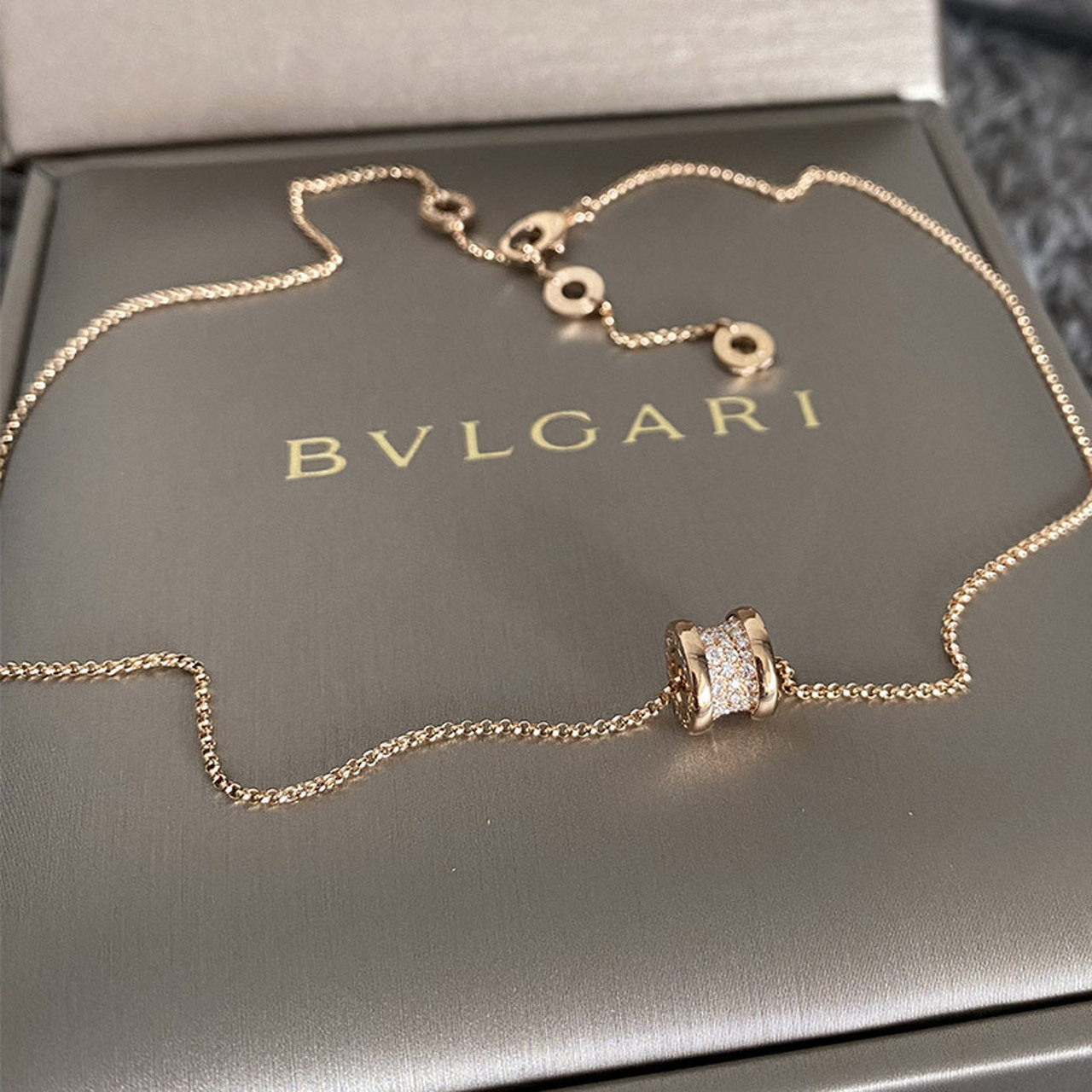 火爆朋友圈|宝格丽满钻小蛮腰项链 闪闪亮亮惹人爱,火爆朋友圈的