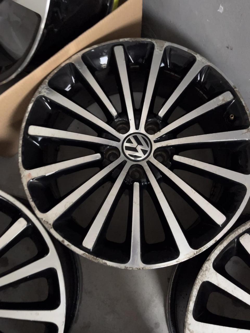 大众原厂帕萨特18寸轮毂成色划伤比较难看回去拉丝就好了