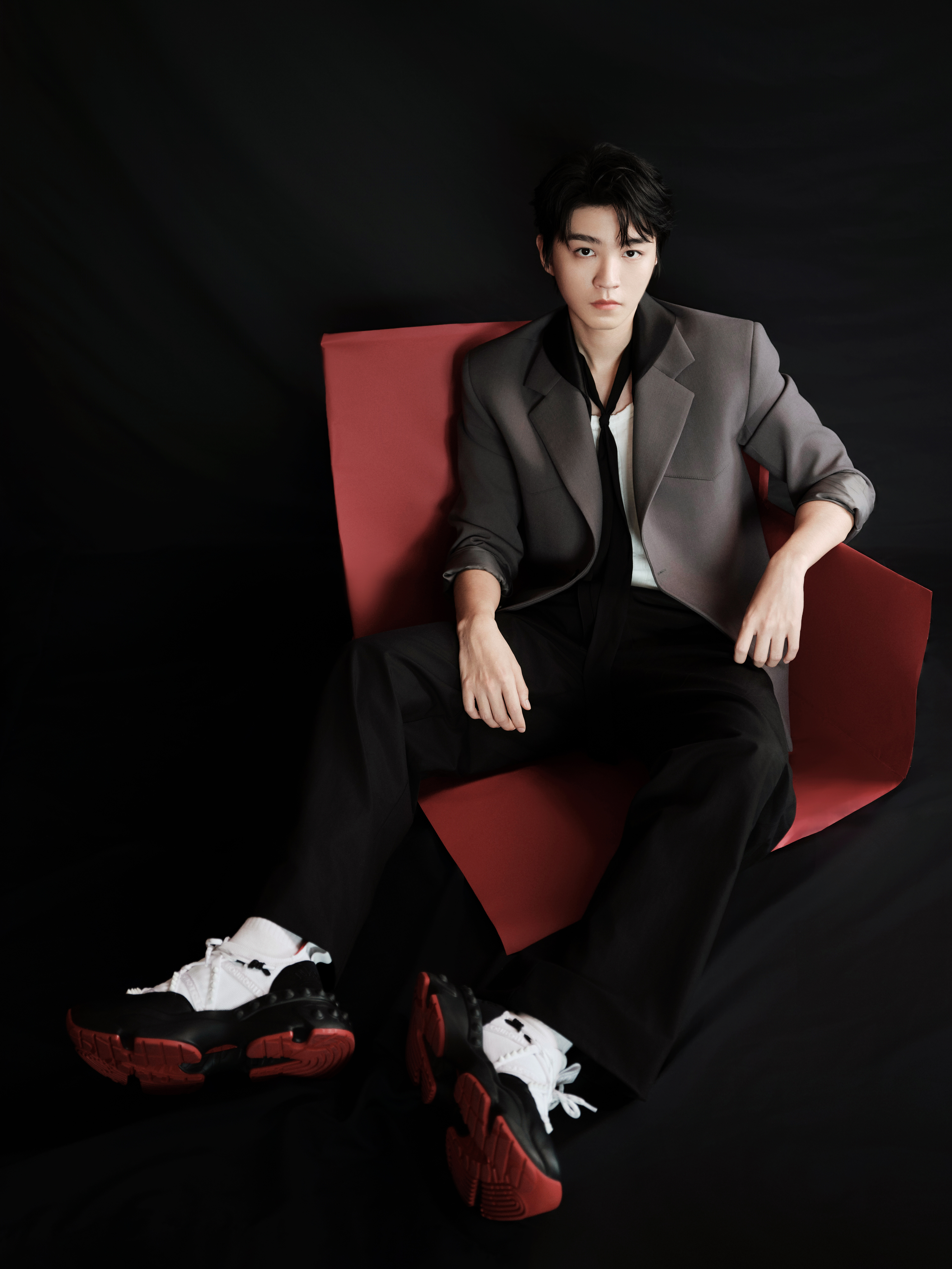 王俊凯超话一抹炽热点亮无限可能,风格自成尽显绅士锋芒,于极致的法式