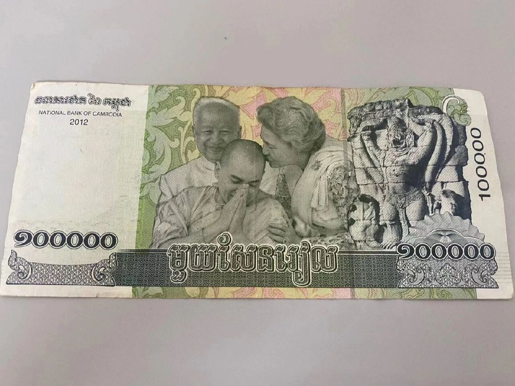 平常用的目前柬埔寨最大面值是钱币瑞尔10w 【100000折合人民币约158