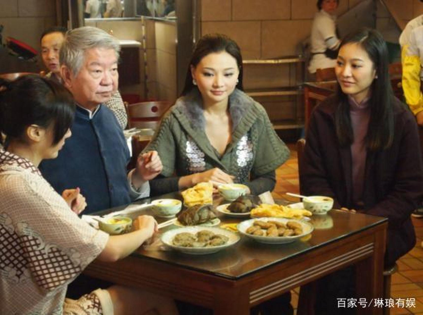 "  有一次,蔡澜参加许知远的《十三邀》被问到:"蔡先生,您有多少个女