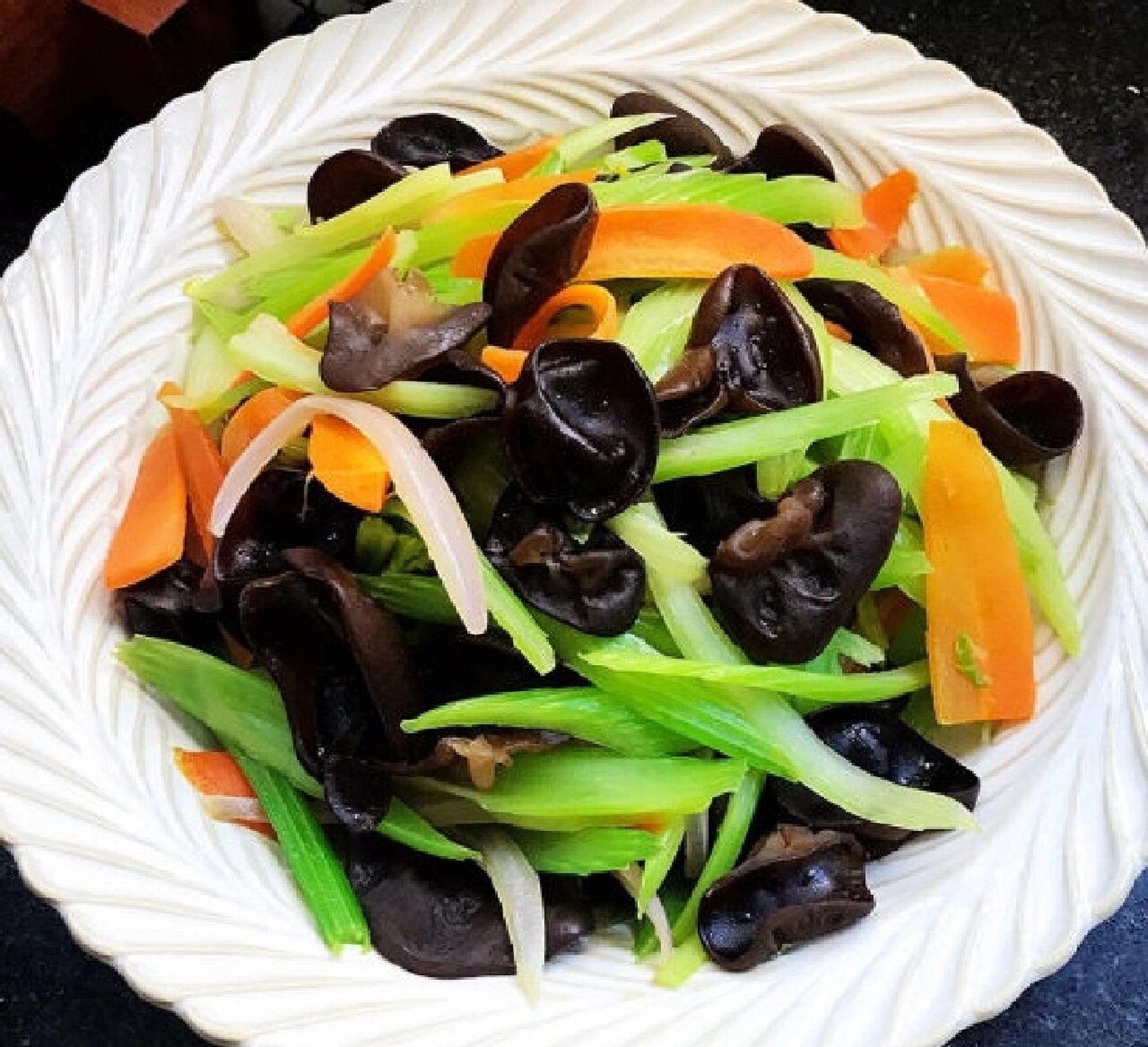 芹菜(四)—芹菜胡萝卜炒木耳 胡萝卜中含有丰富的膳食纤维素,且入脾经