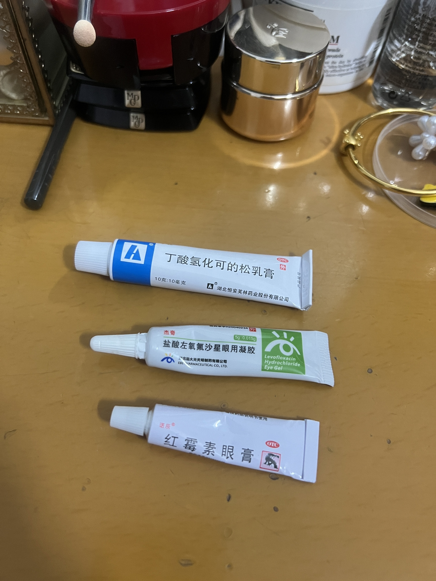 眼角过敏 脸上起干皮 良心推荐用药 眼角过敏 痒 红肿 起皮.