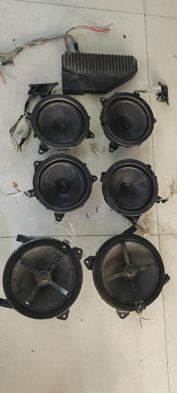 沃尔沃功放接线定义图.