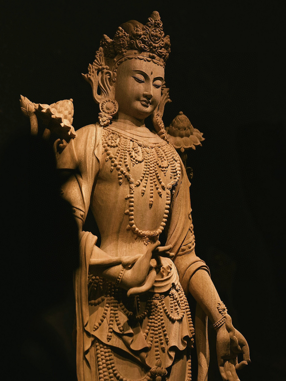 " 何似在人间 " 香樟木|弥勒菩萨 菩萨头戴佛冠,全身饰以璎珞飘带