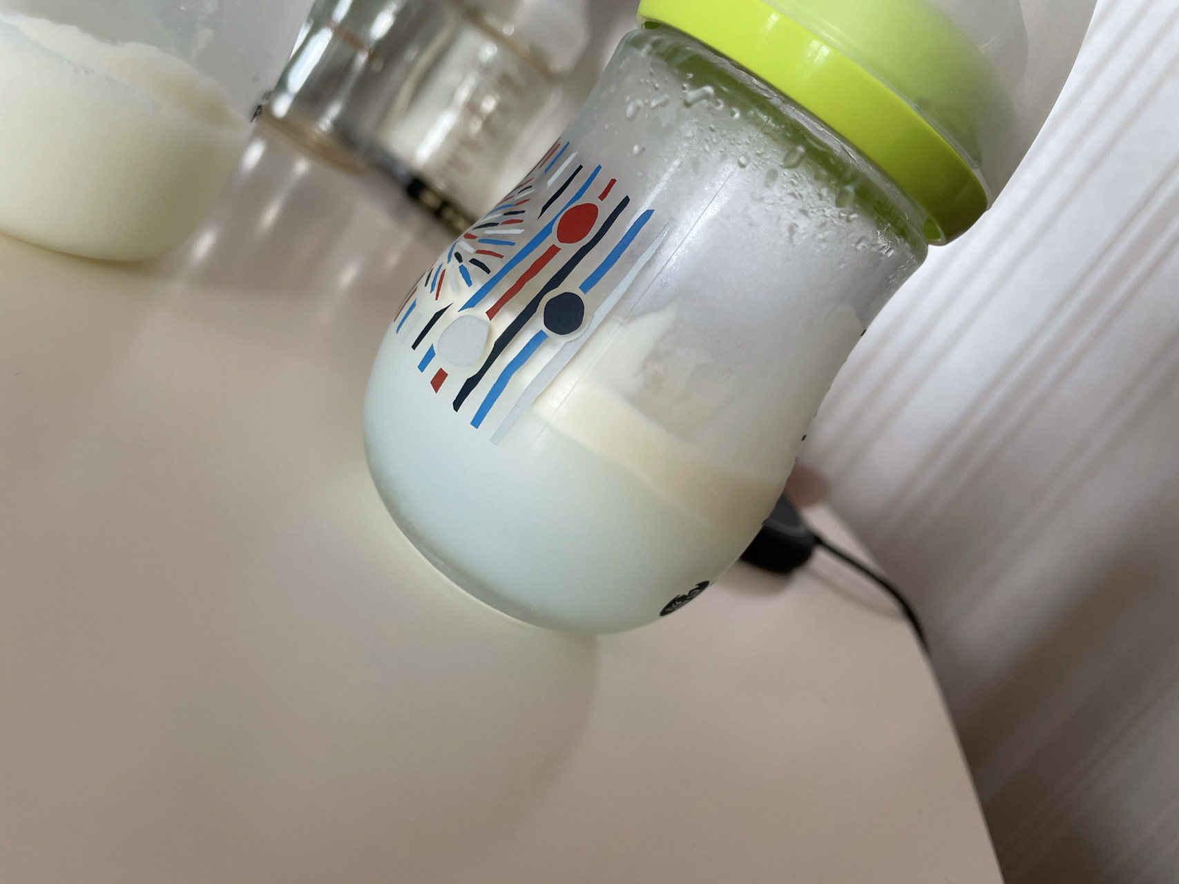 母乳特别蓝咋回事 放冷藏后就水乳分离 水变蓝色了