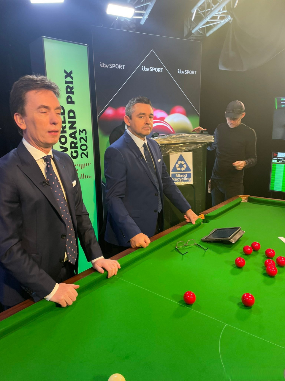 2023斯诺克大奖赛# 决赛前,两位解说嘉宾就位,达赫迪帮麦克马努斯打