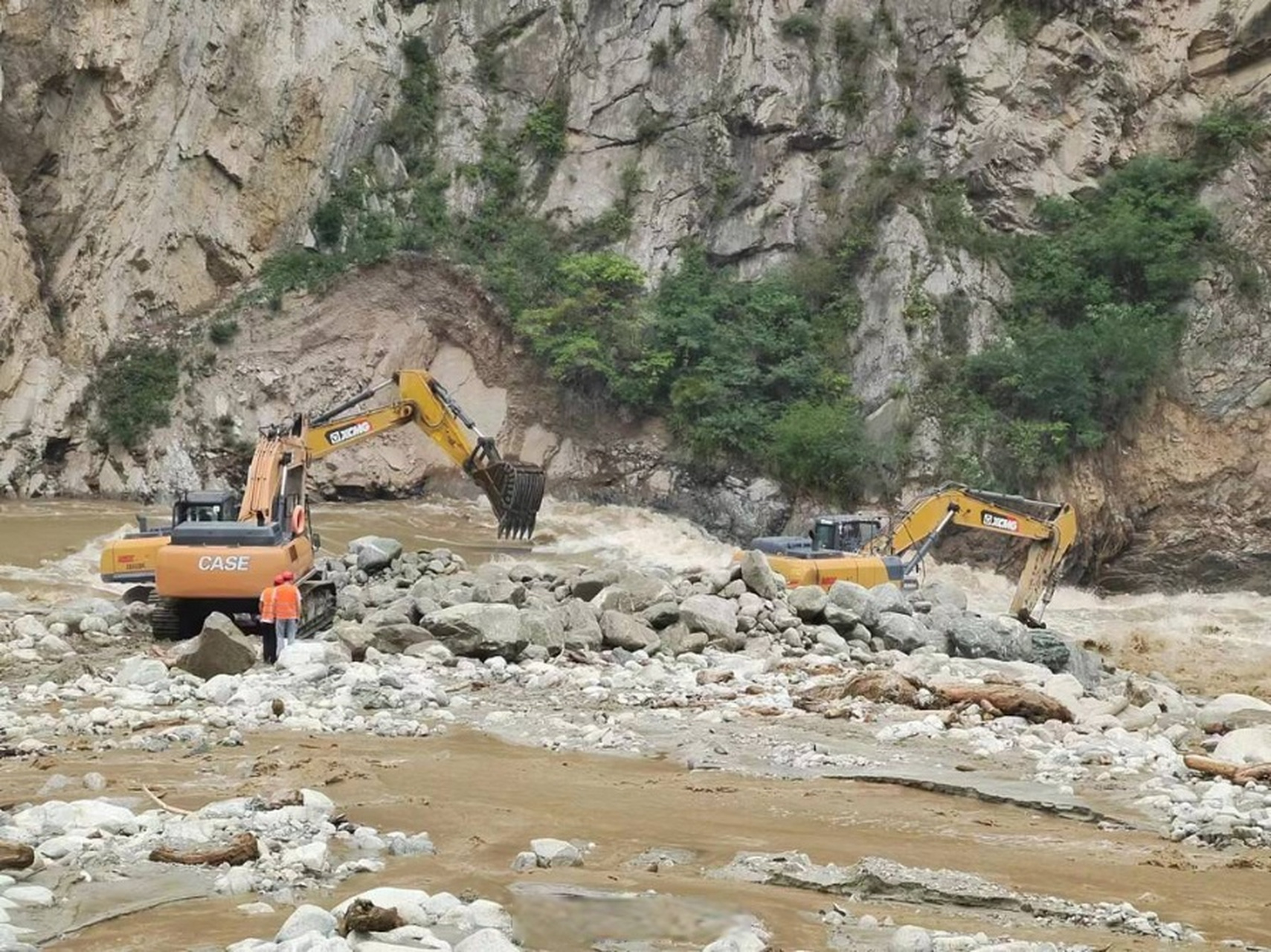 【四川汶川山洪泥石流已造成3人失联,4人遇难 河道堆积体清理连夜作业
