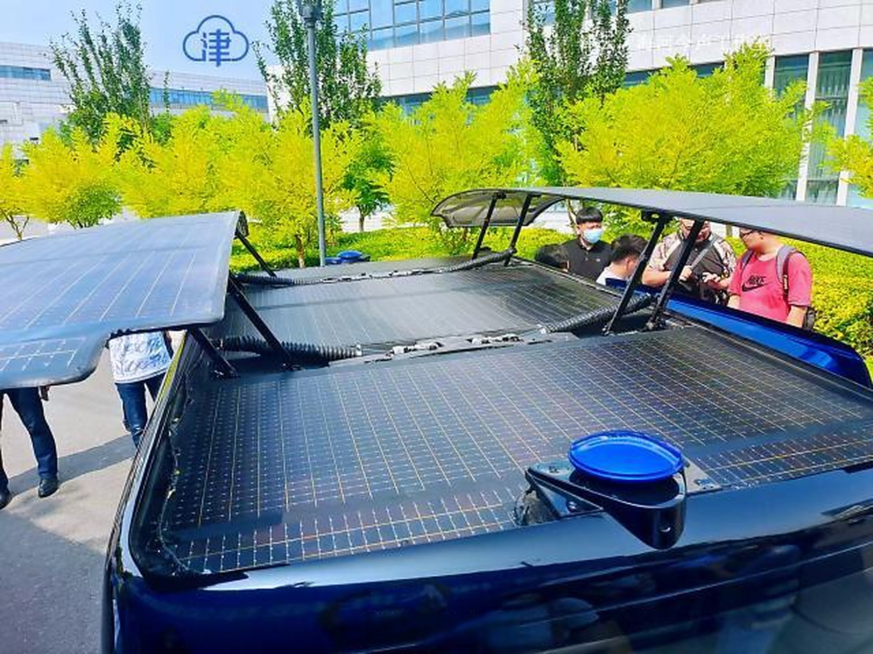 全国首辆纯太阳能汽车——"天津号"日前来到西青区大数据中心巡展,一