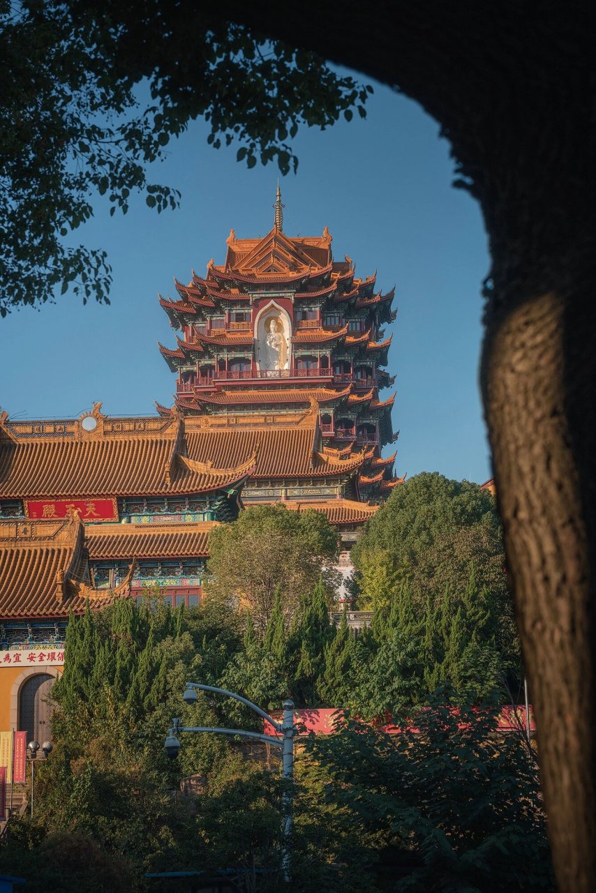 暖阳下的君山寺
