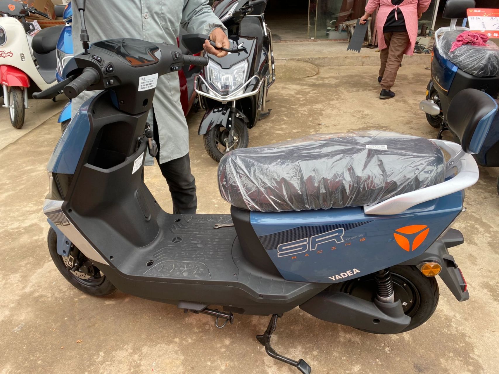 雅迪锐宾3200入的 大家帮我看看值吗 下午新买的 6个电瓶  我看电瓶