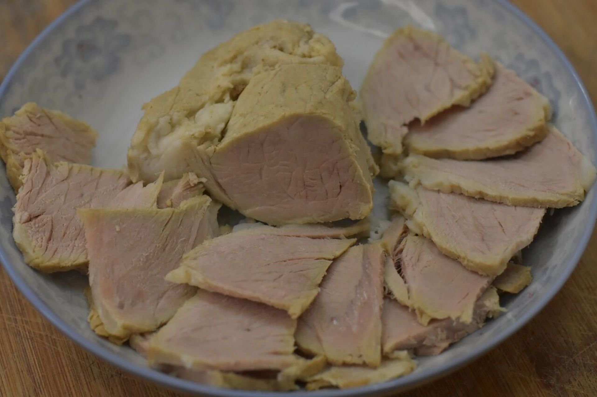 【嵊州美食分享——糟肉】 过年家家户户都会准备的酒糟肉,浓郁的酒香