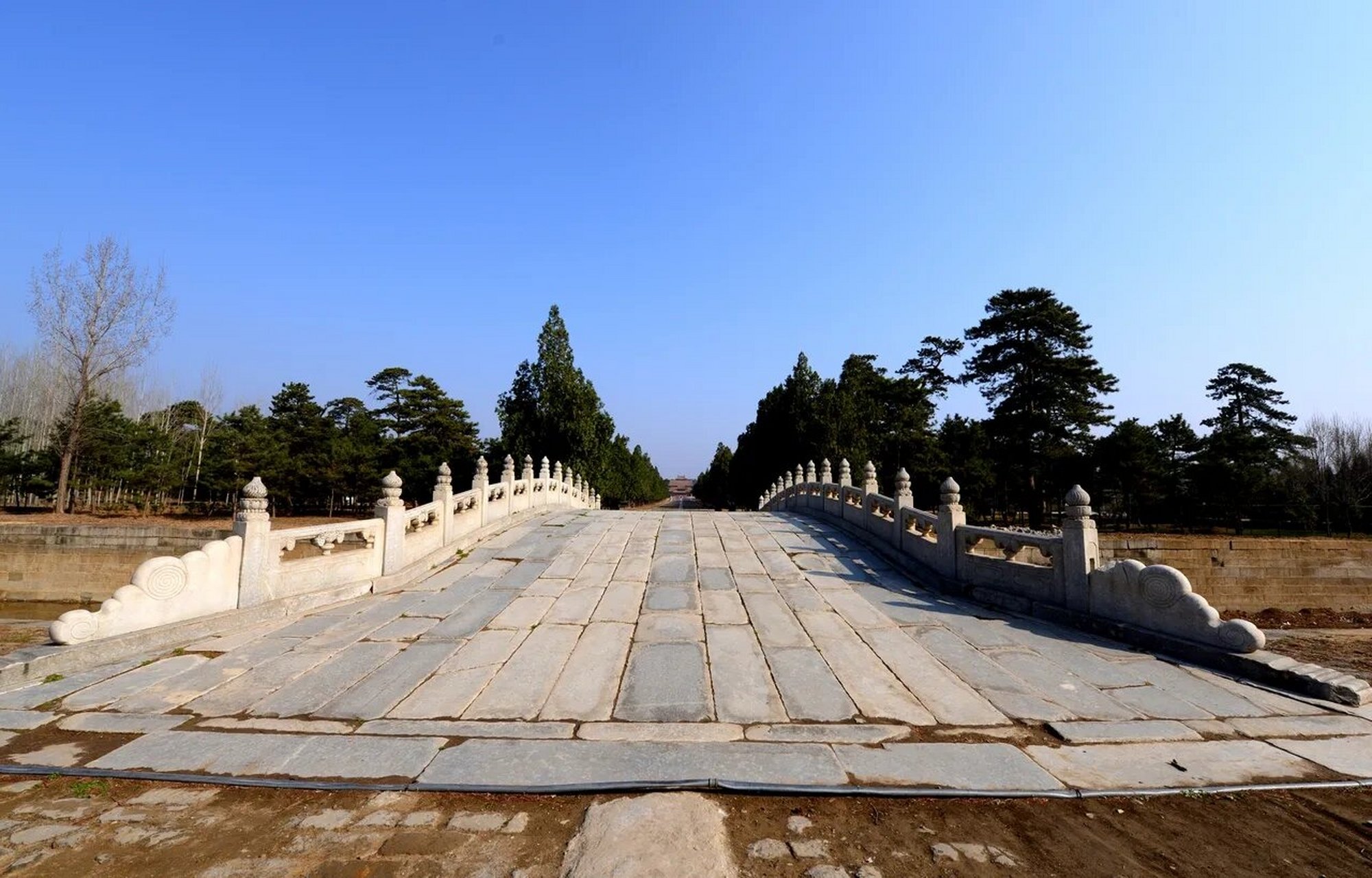 清西陵位于河北省保定市易县梁各庄西15公里处的永宁山下