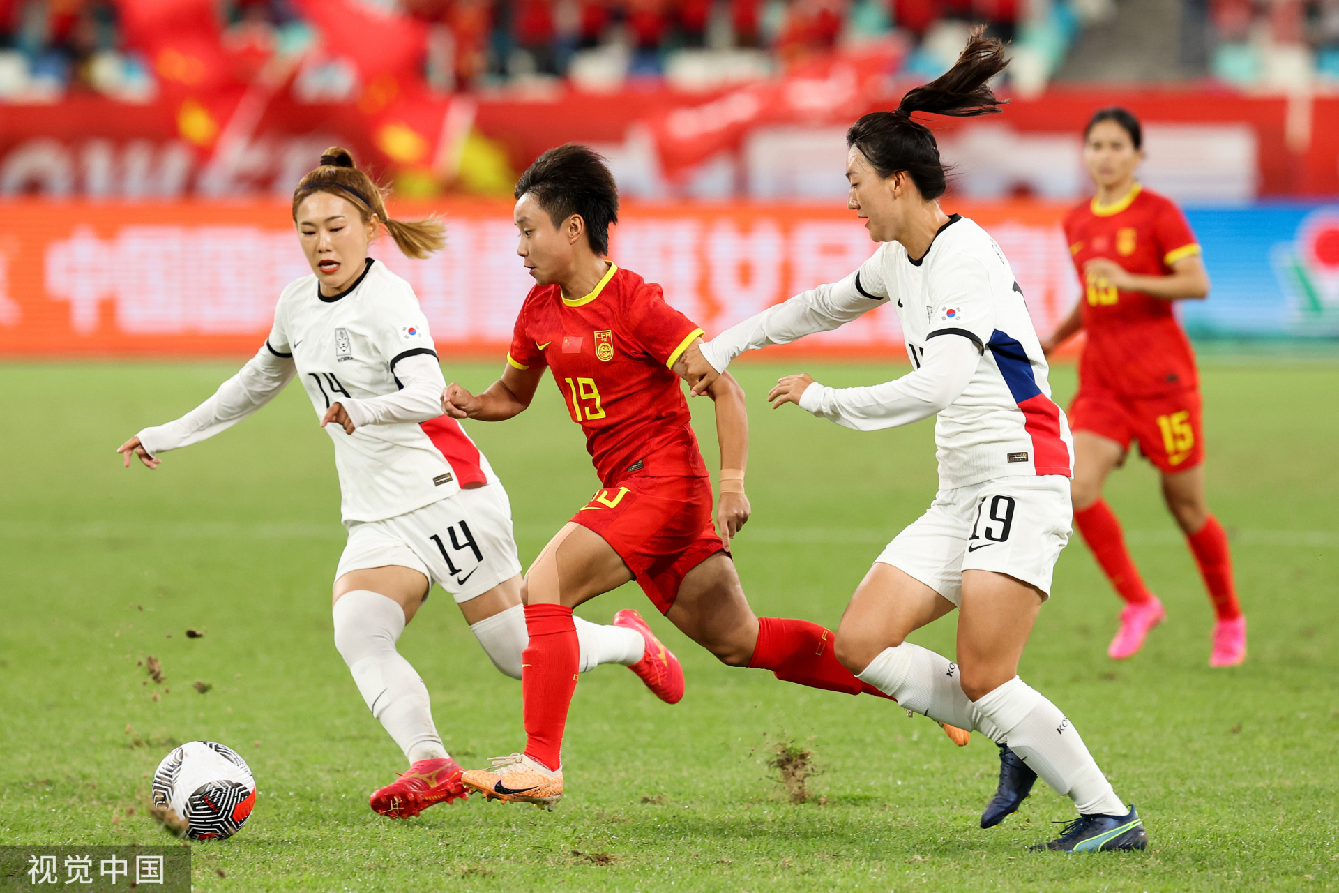 中国女足进球被吹
