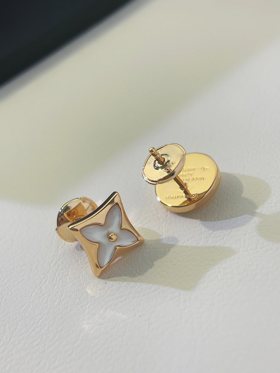 绽放在耳边的小可爱99lv路易威登不规则耳钉 lv这款四叶草耳钉非常