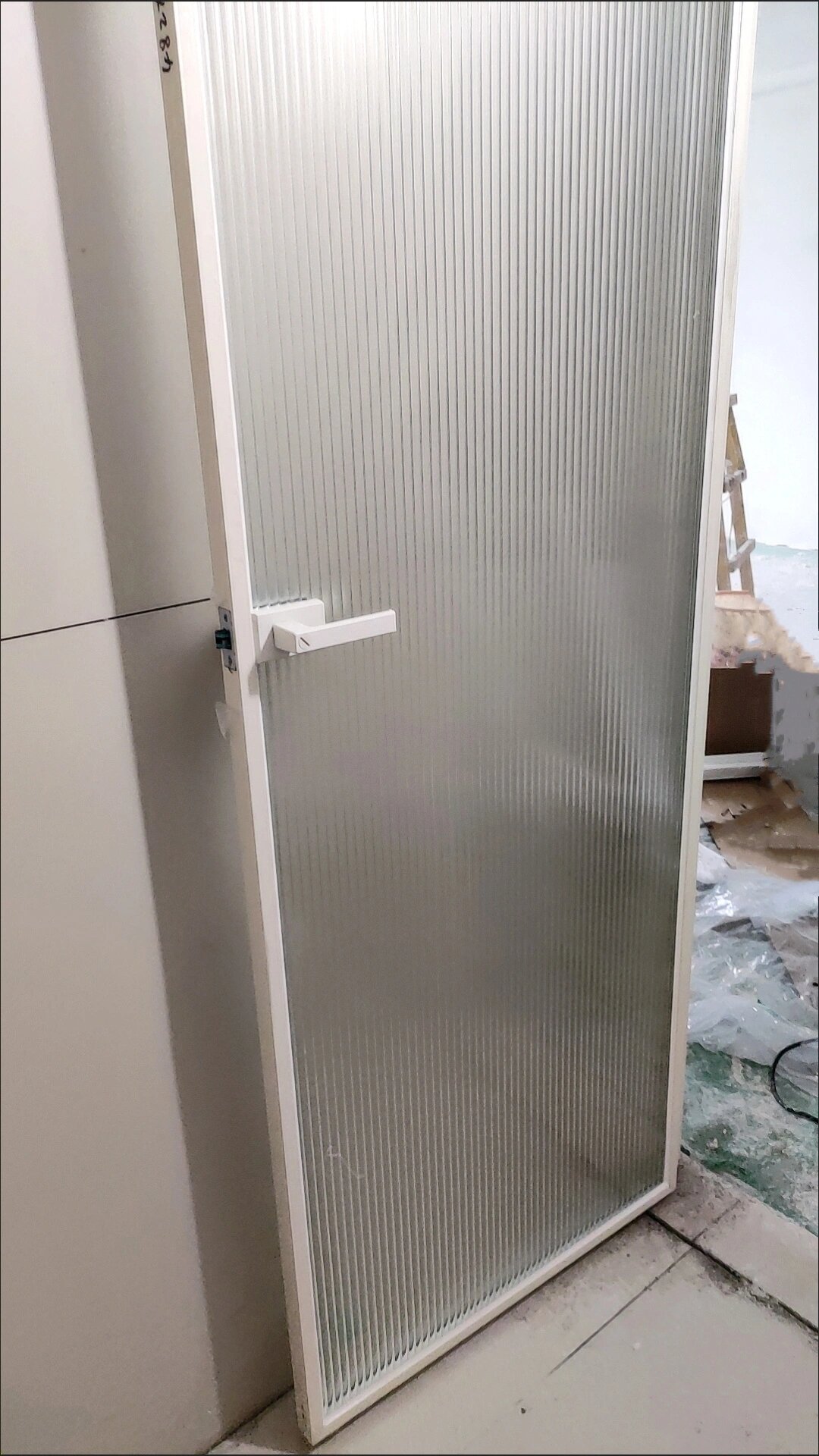 白色极窄边框超白长虹玻璃加超白油砂玻璃门 这款长虹玻璃门选用最