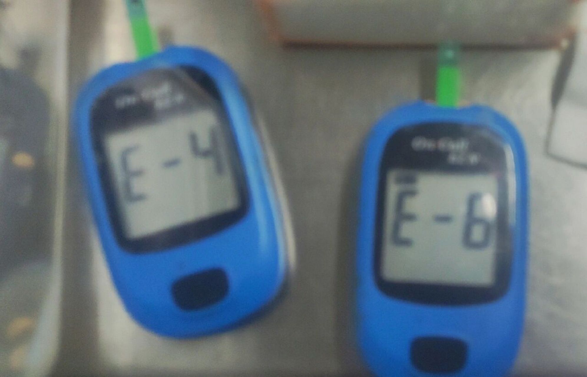 艾科血糖仪的使用  今天对小鼠进行葡萄糖耐量试验,使用了两台血糖仪