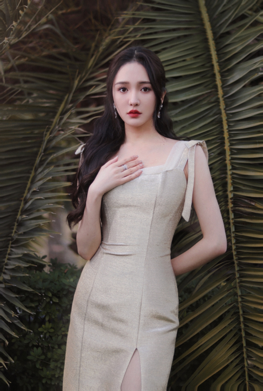 靳梦佳的一组好身材美腿写真图集