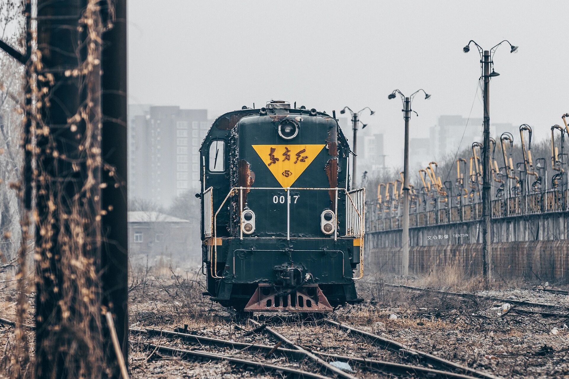 废弃的东方红5型内燃机车 0017 可惜厂区进不去了,哎,只能站外面拿