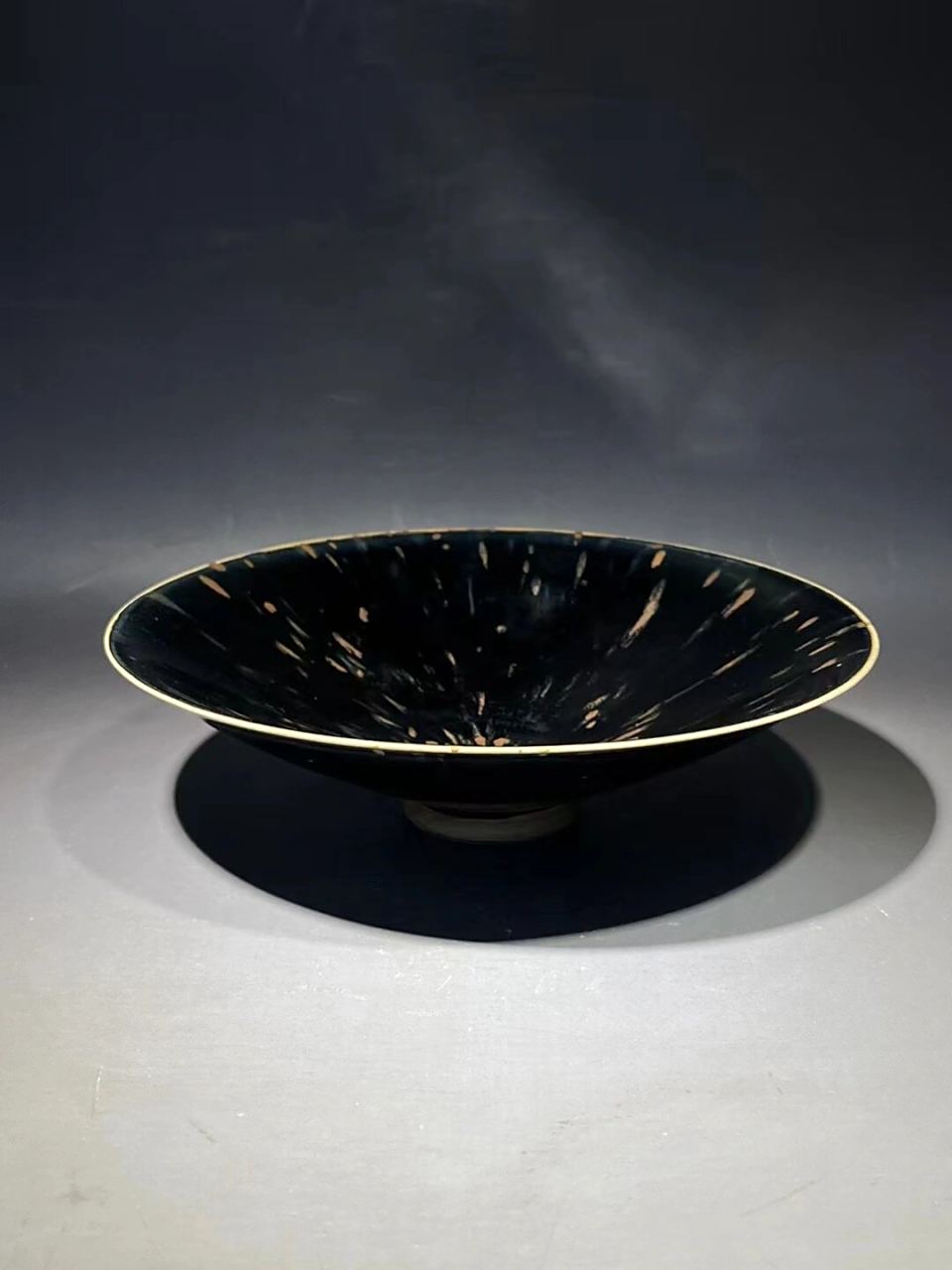 定窑黑釉天外飞仙斗笠碗