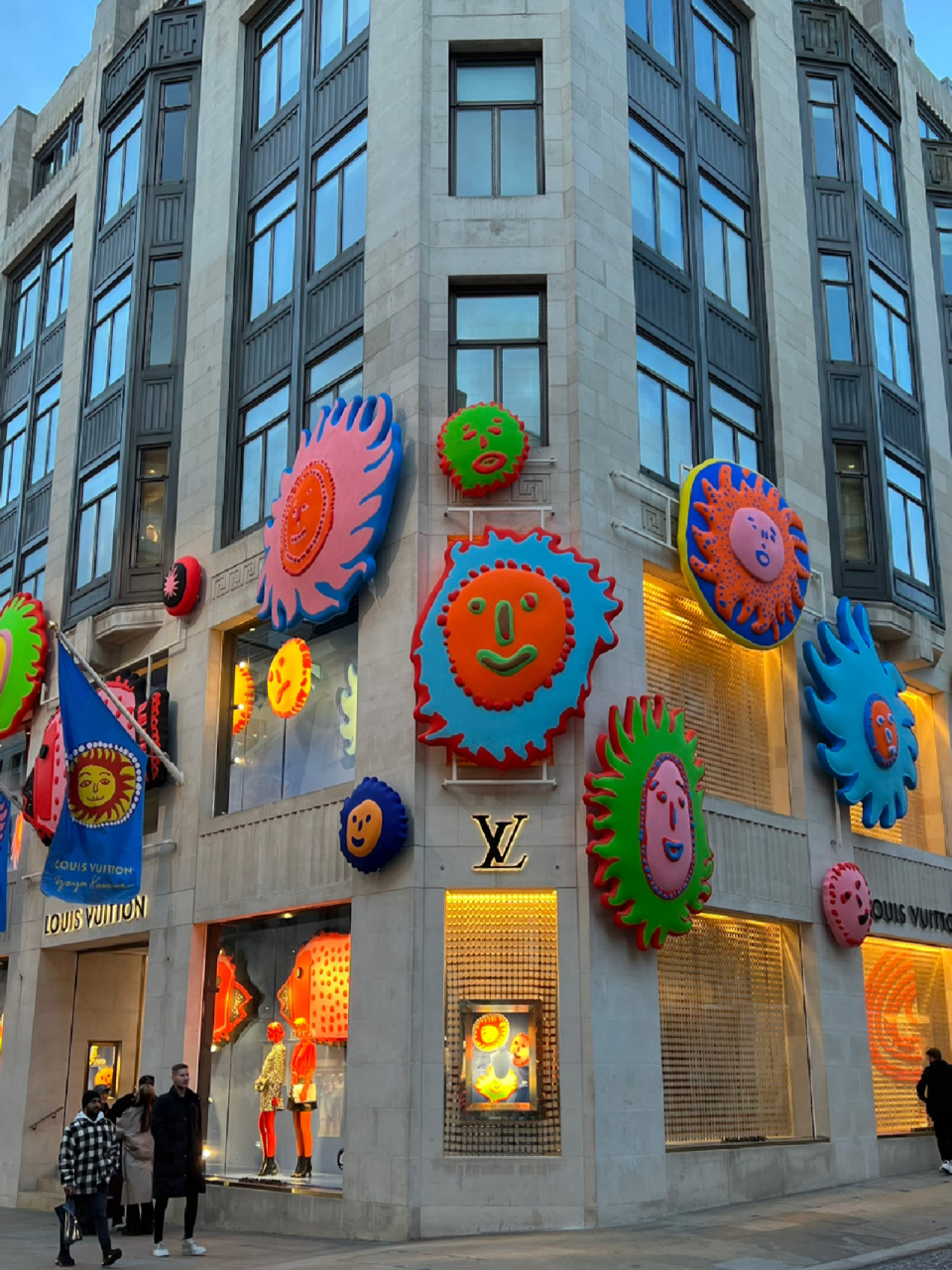 louis vuitton x 草间弥生 地址:bond street lv的外墙和橱窗已经焕然