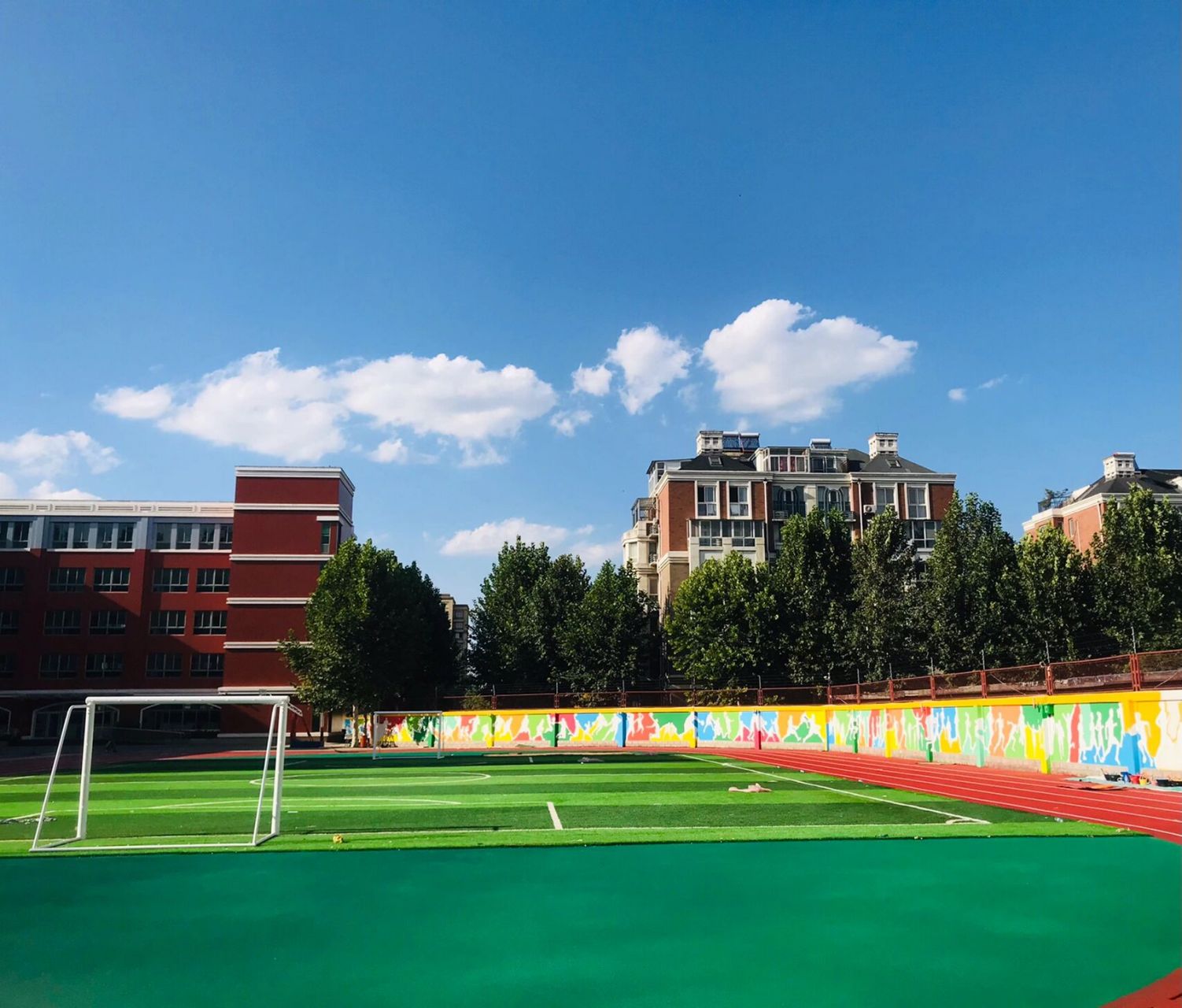 墙体壁画 学校操场创意彩绘,抽象图案与色块的融合,体现活泼与青春的