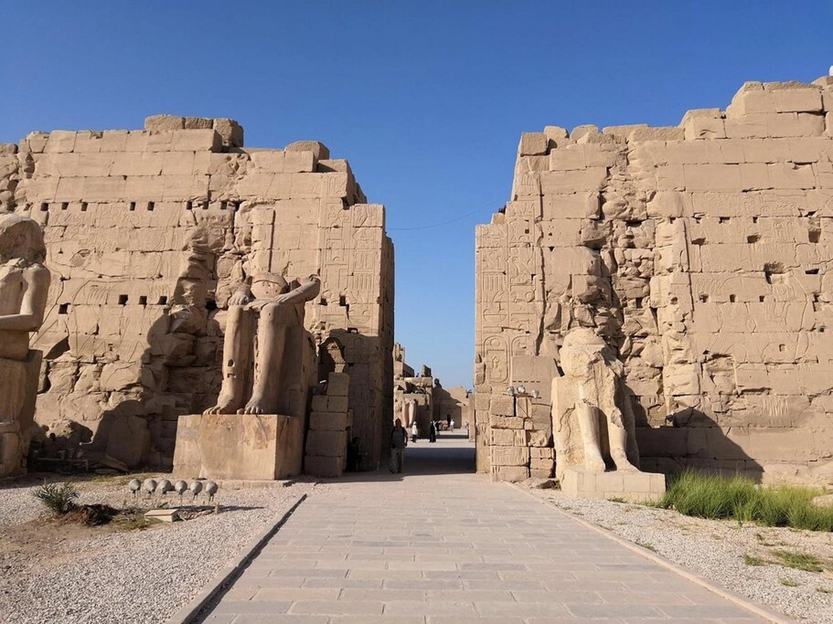 全古迹(2)古城底比斯 底比斯(英语:thebes)是上埃及古城,濒临尼罗河