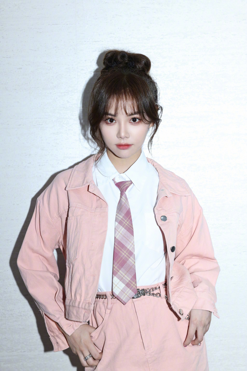 梁壁荧初秋日常寫真放送,粉色牛仔開啓秋日第一份活力!#梁壁荧