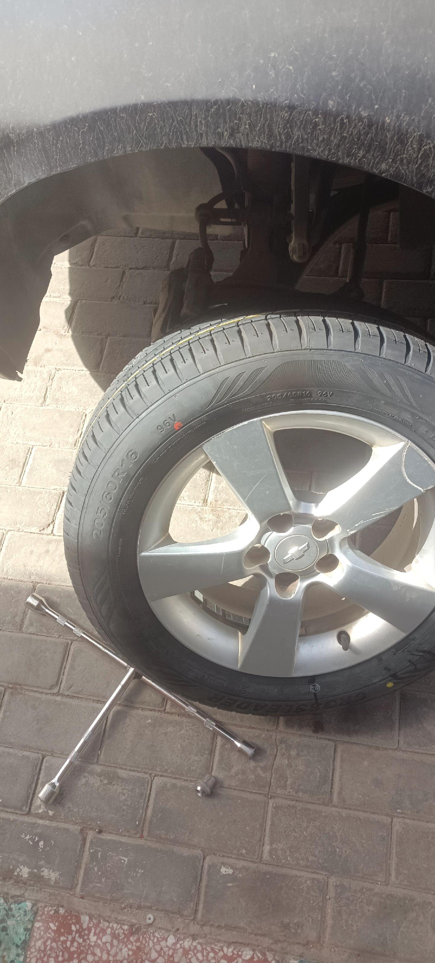 雪弗兰科鲁兹保养到店,换双星高端克劳力达安全轮胎两条205/60/16