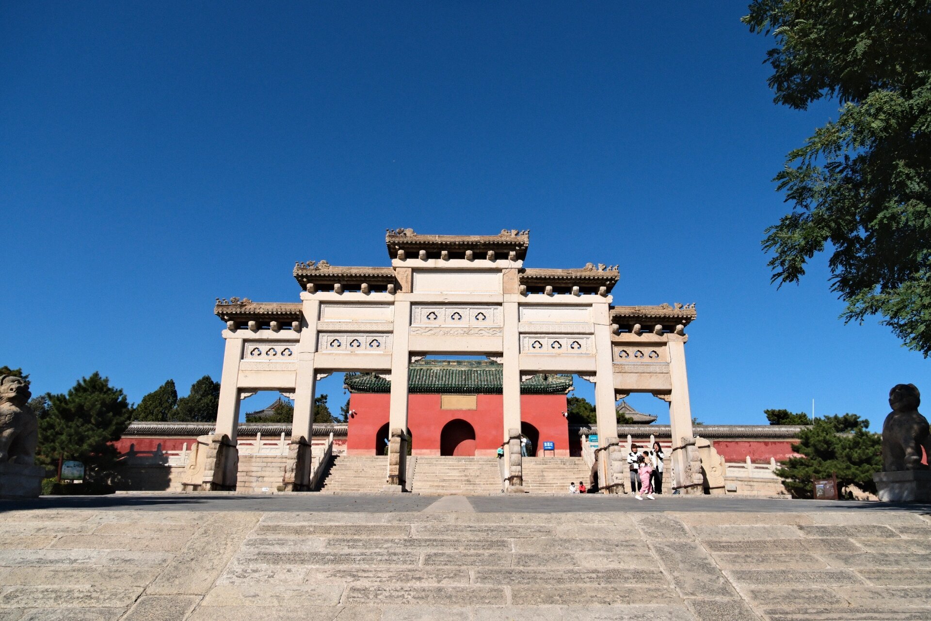 北镇庙:中国五镇神山中保存最完整的庙宇 北镇庙位于辽宁省锦州市北镇