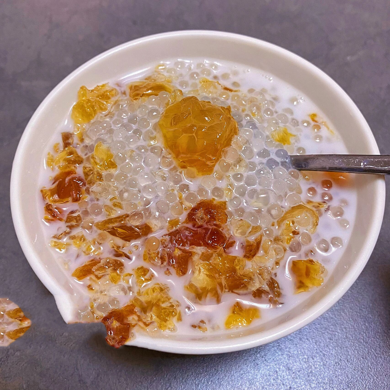 夏日甜品 99材料: 桃胶10-15颗(提前一晚泡水) 西米 冰糖 椰汁/牛奶