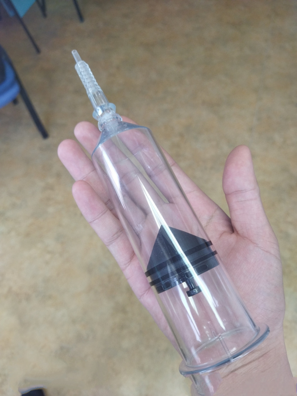 一般注射器是静脉注射或者是肌肉注射,这个是往动脉里打的,动脉血管