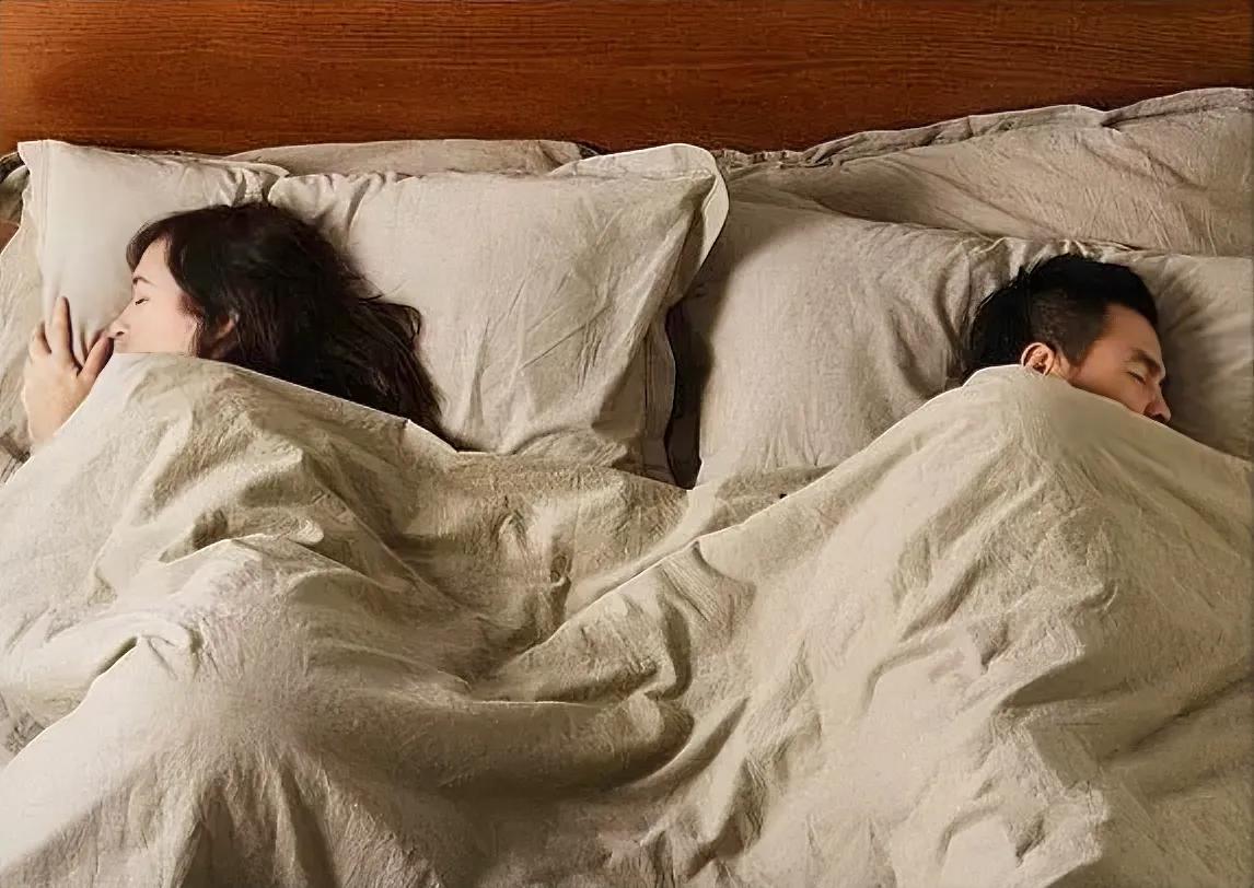 其次,很多中年夫妻开始分床睡,这通常是因为一方或者双方对另