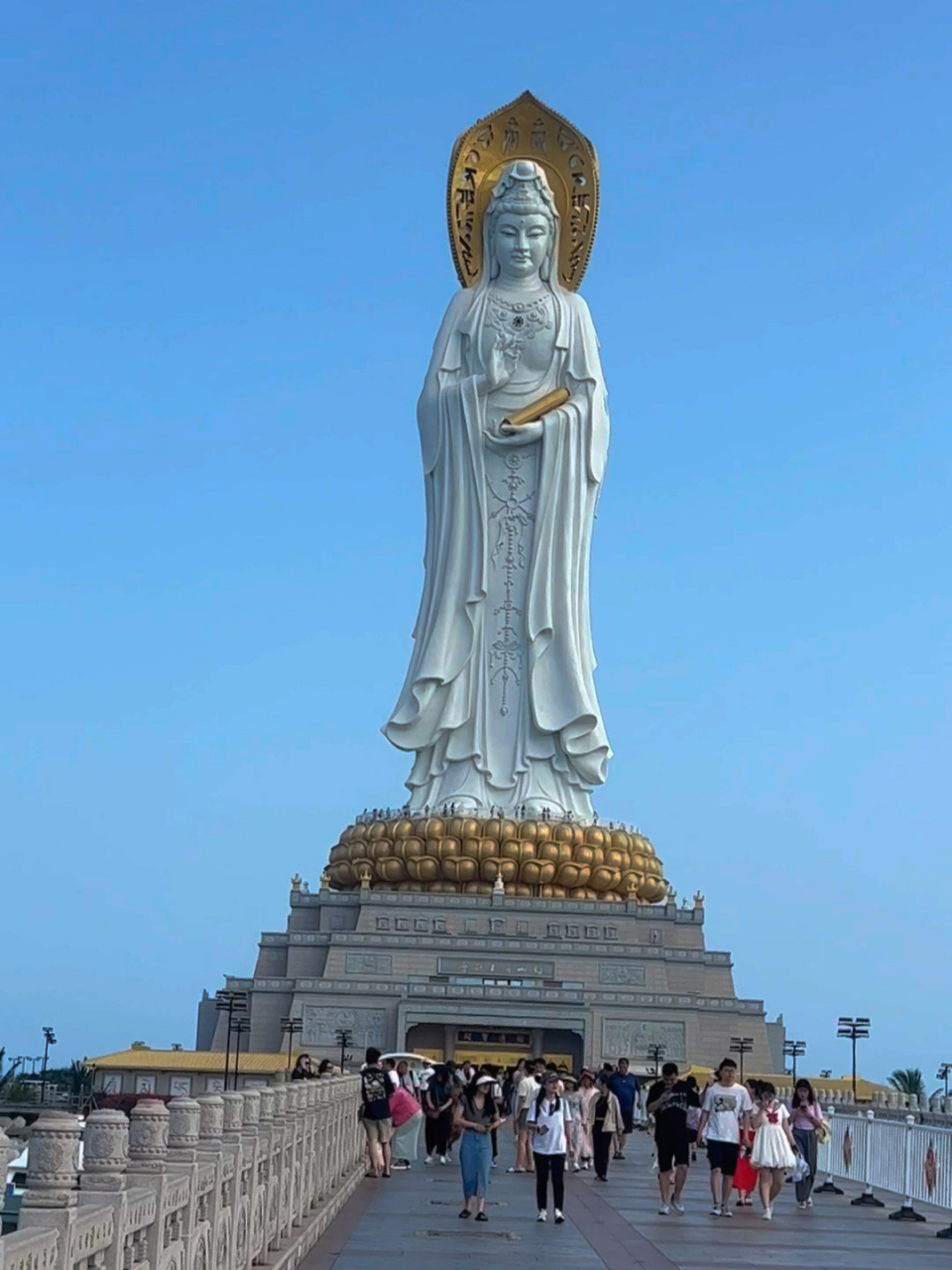 三亚海上观音 来三亚一定要去一次南海观音,不求荣华富贵,只求一切皆