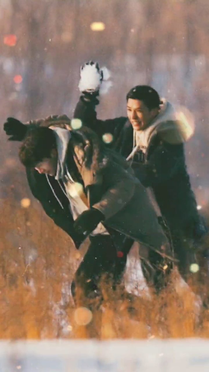 非粉看了都觉得氛围感十足的路透图——左肩有你