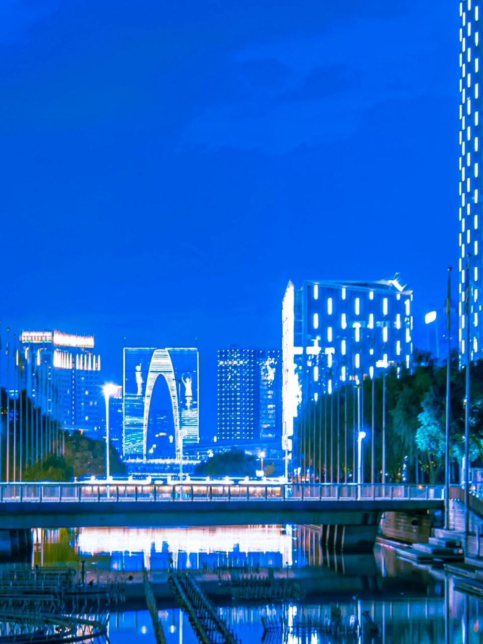 苏州两大最高建筑同框 东方之门高300米,苏州国金中心高450米