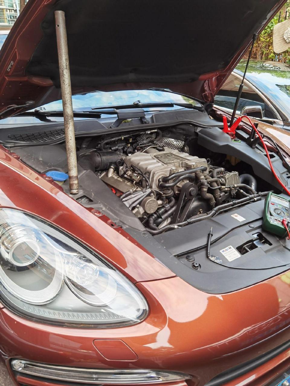 保时捷卡宴搭载ea837发动机,行驶熄火,经检查进气压力传感器内部短路