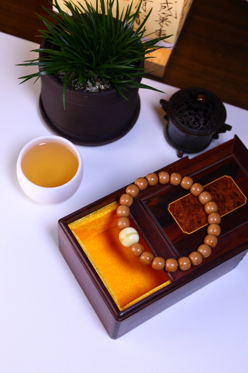 主串:猴头老型11mm 配饰:蜜蜡老型一枚  尺寸