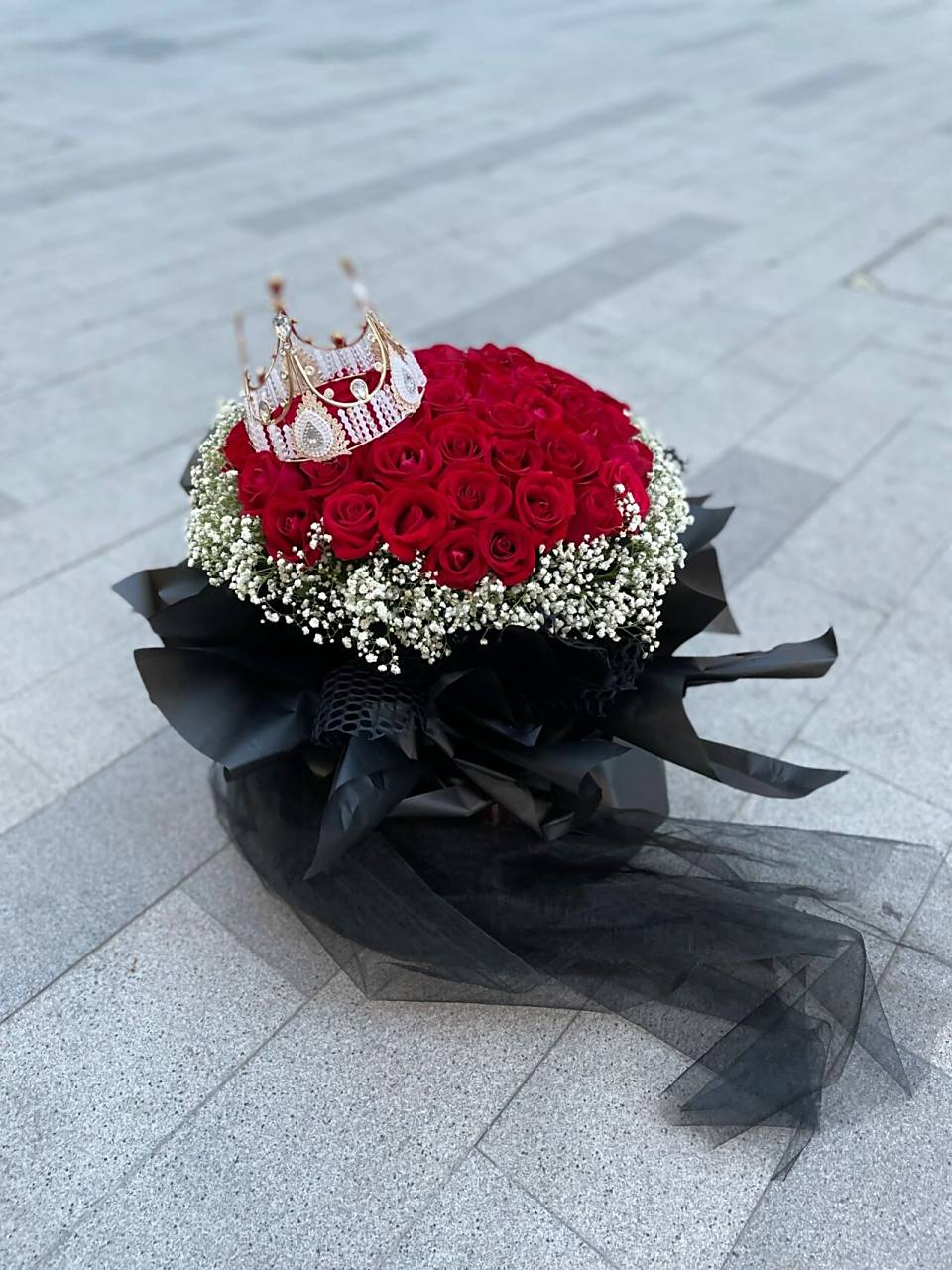 七夕情人节52朵红玫瑰满天星 皇冠黑纱花束