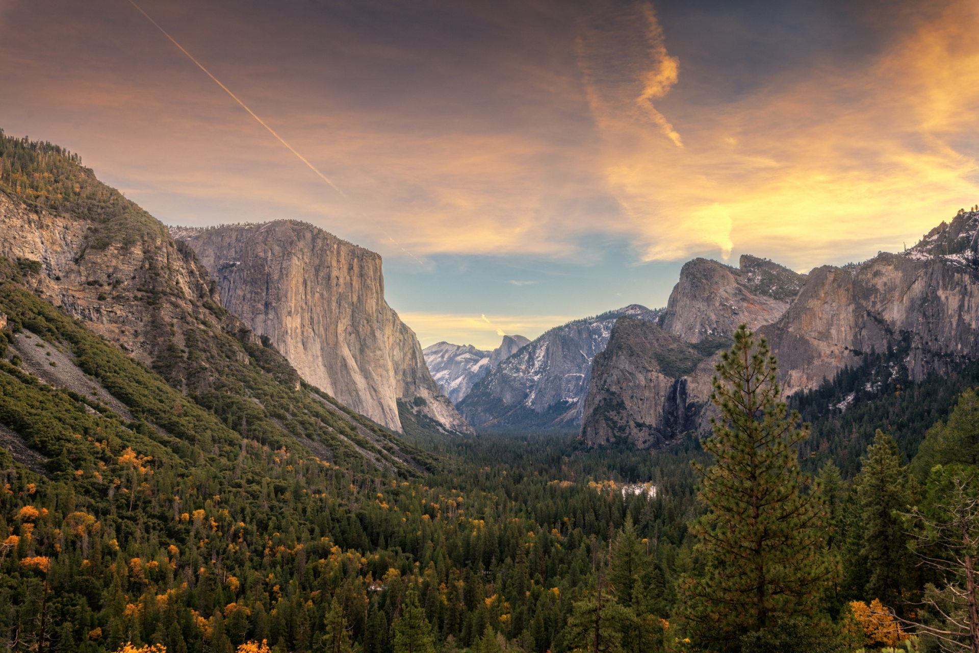 266153661546615tunnel view :日出时候拍摄东面火烧云