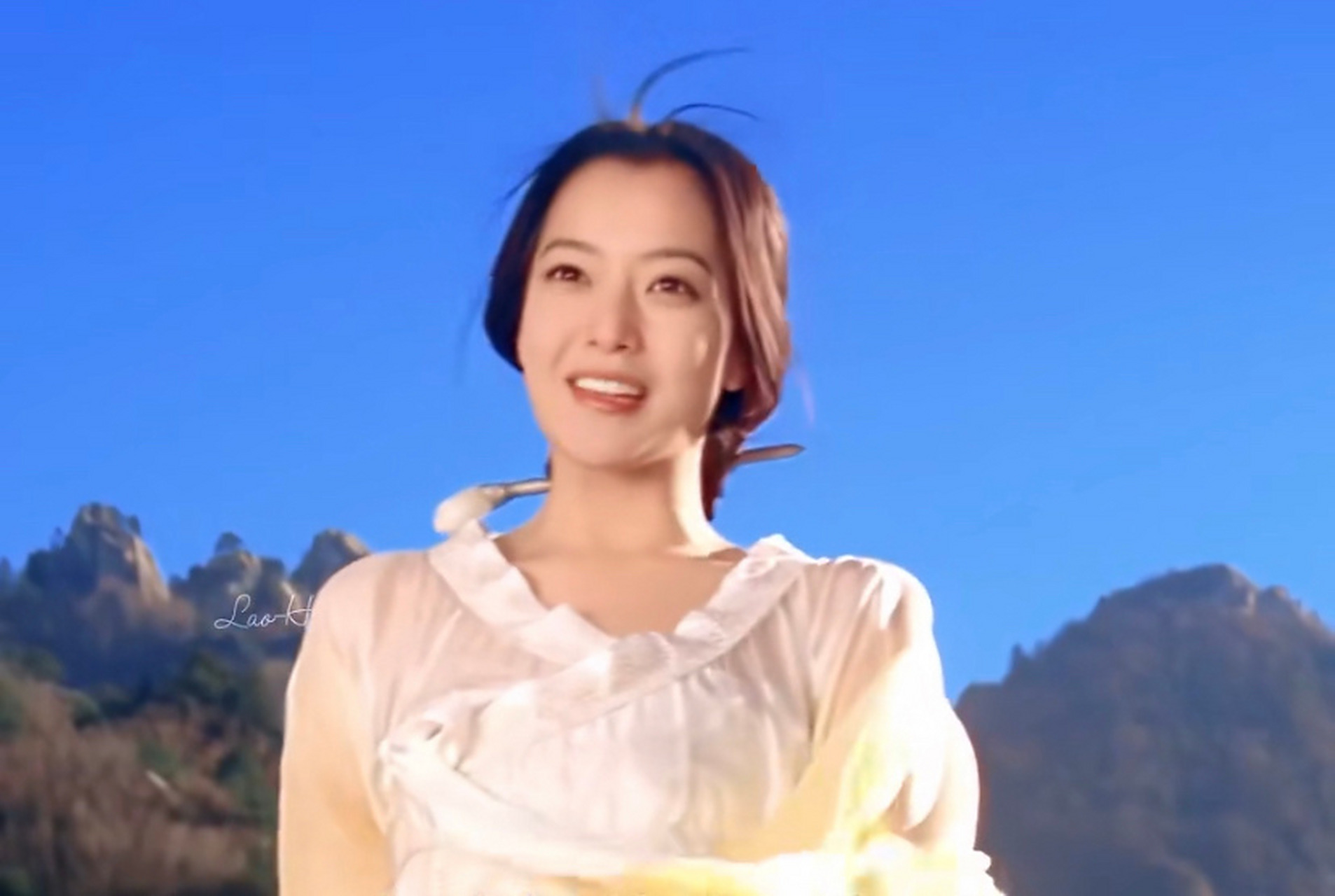 金喜善白冰真的还挺像的,都属于明媚美女