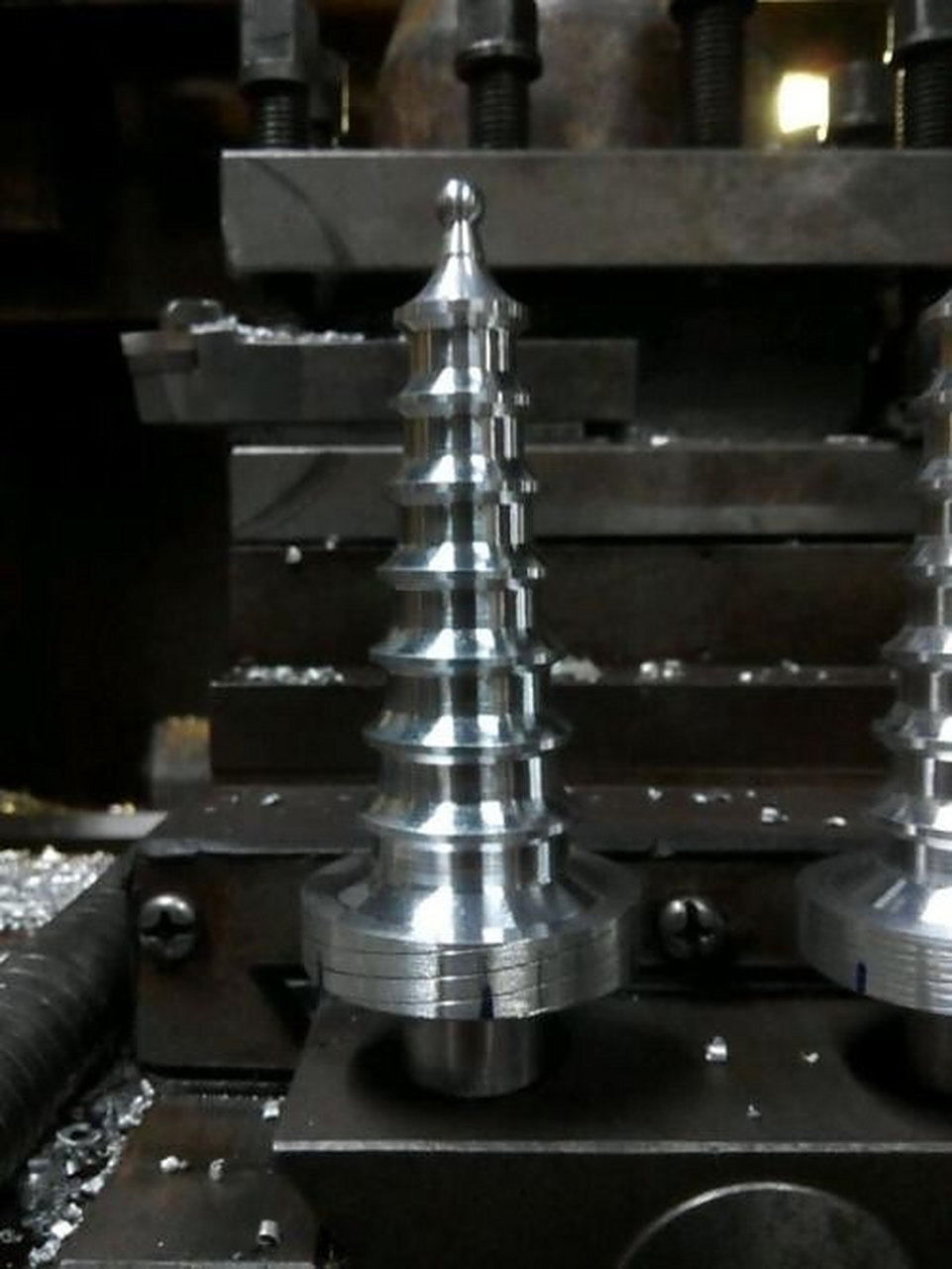 数控车床玲珑塔创意件 图一是网上大神做出来的图二是我的 	 我和同学