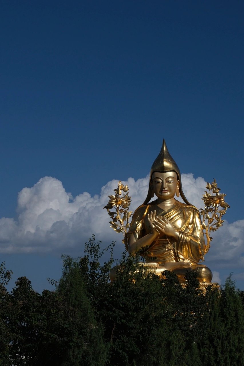 夏琼寺 宗喀巴大师在此剃度出家而闻名于世 夏琼寺位于海东市化隆县