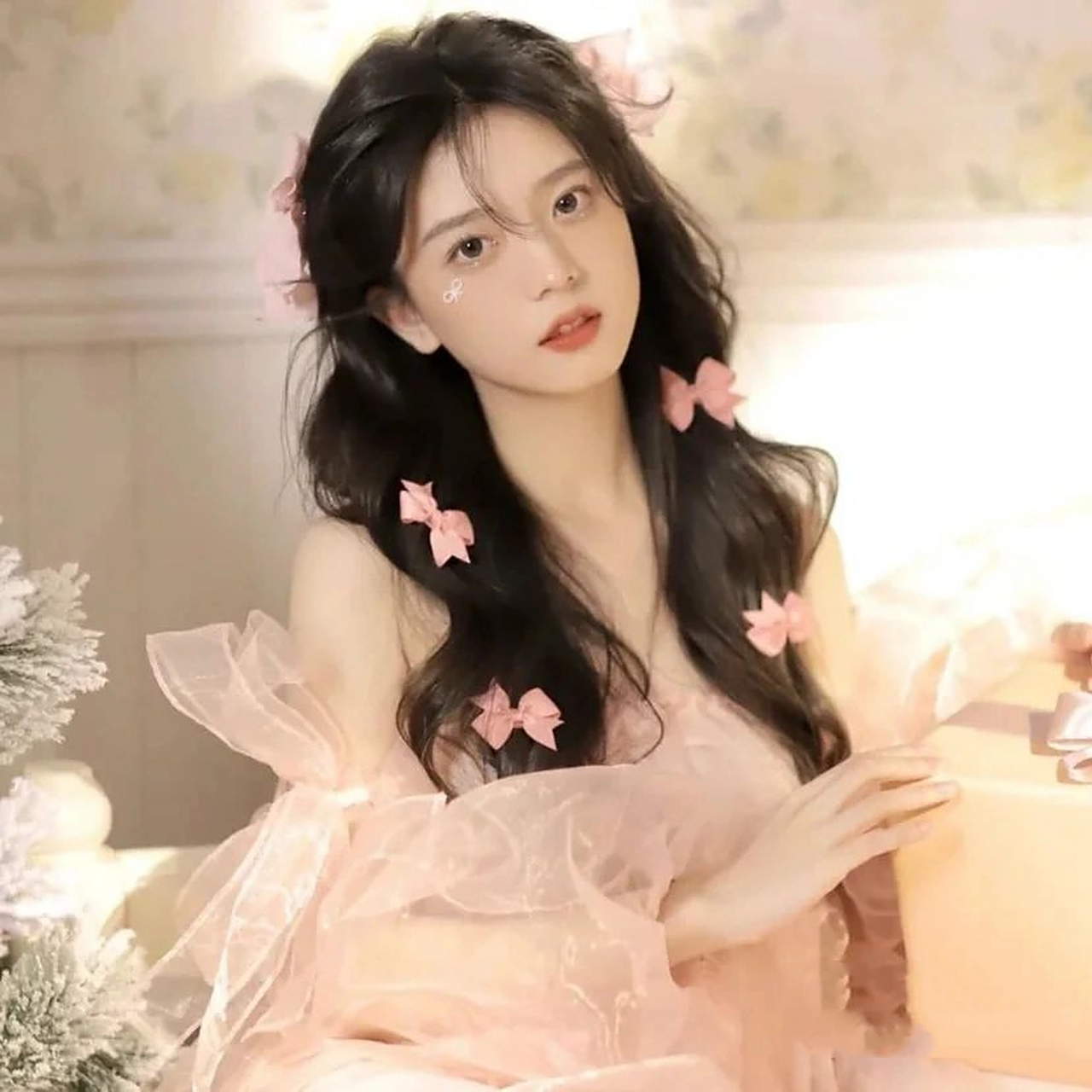 粉色系真人女生头像礼貌拿图 粉色系真人女生头像礼貌拿图