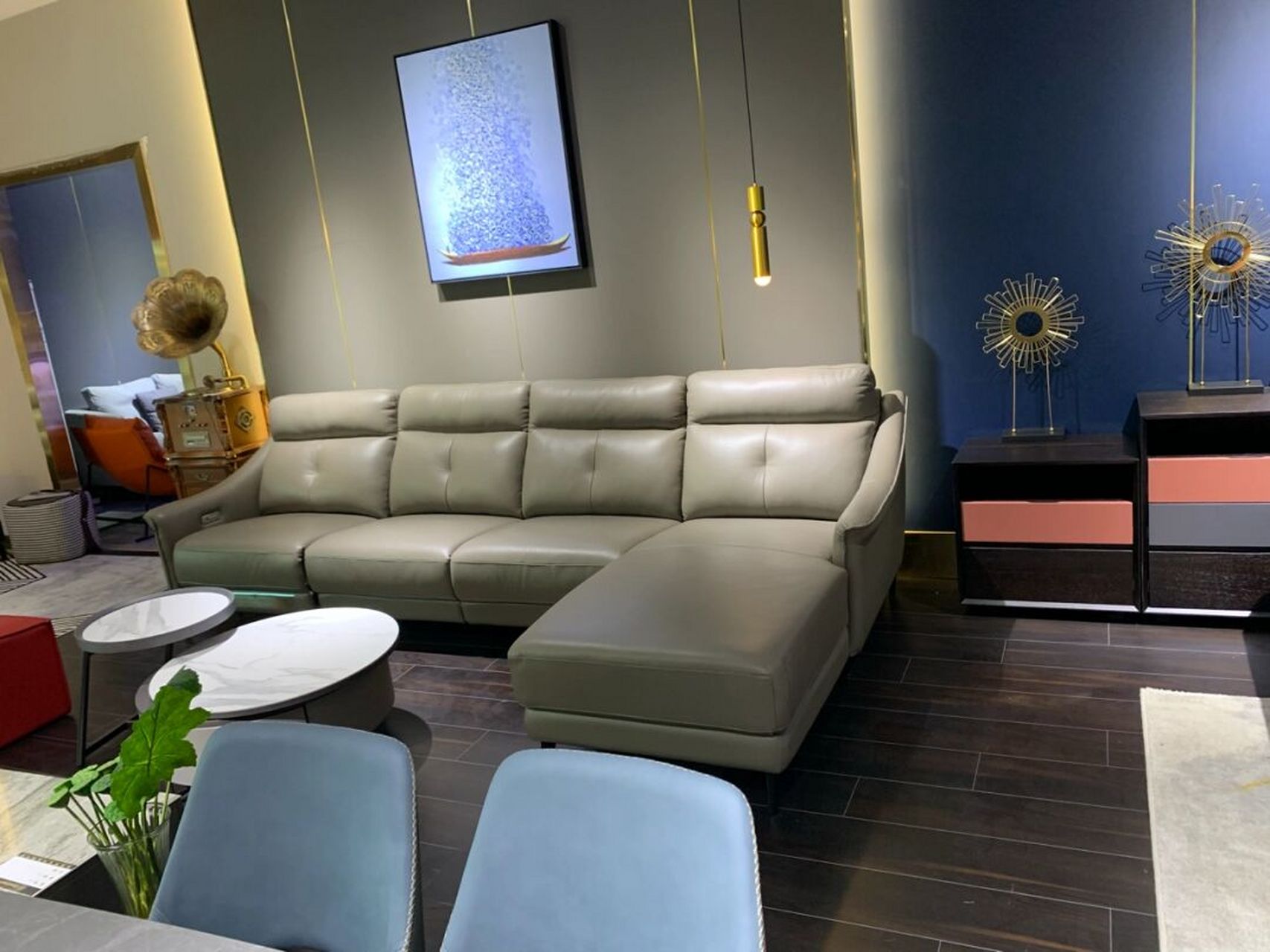 前几天定了(琪辉)沙发,配家里的背景墙不知道会不会翻车,电视背景墙4.