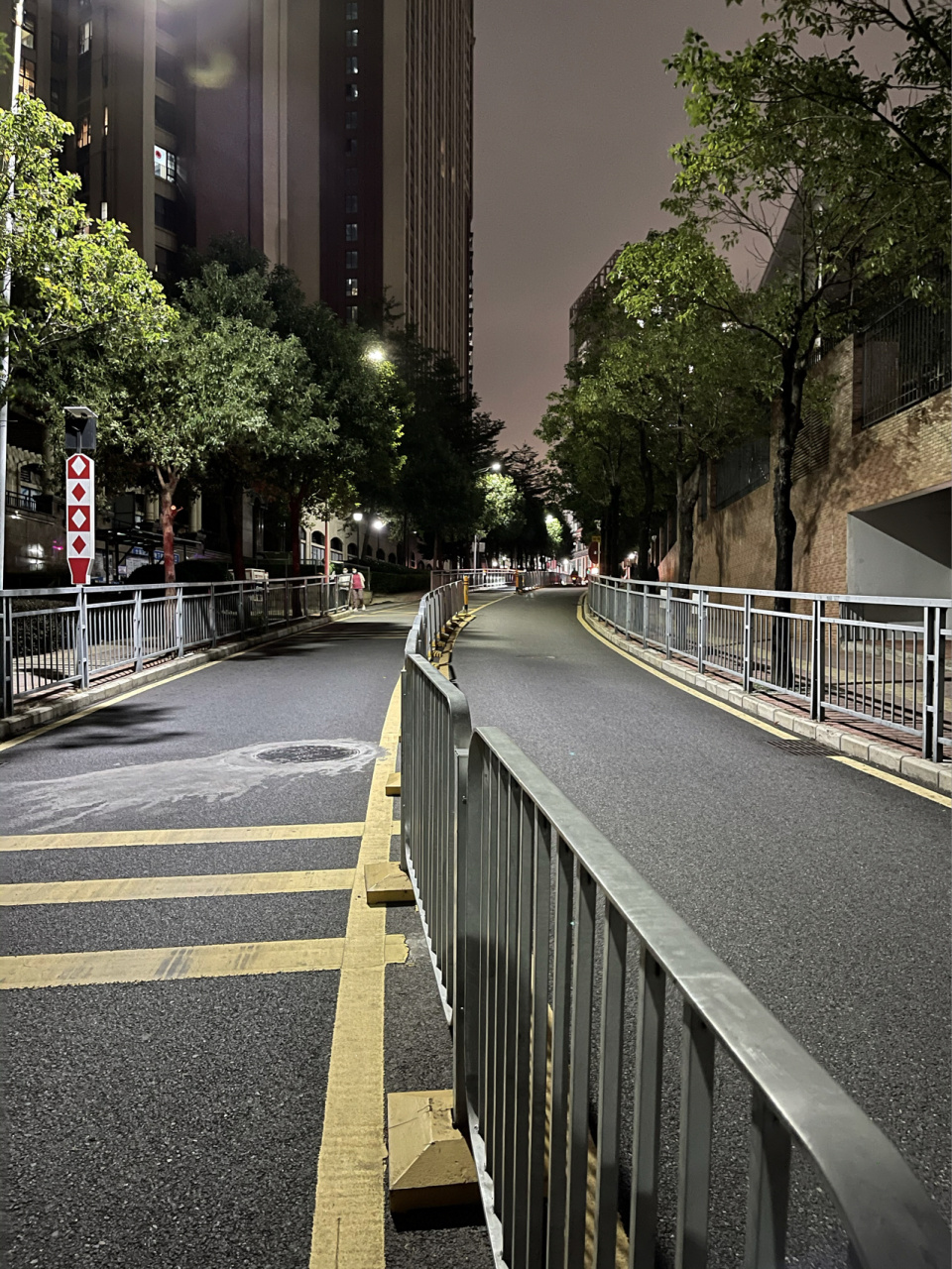 夜晚街景路边图片