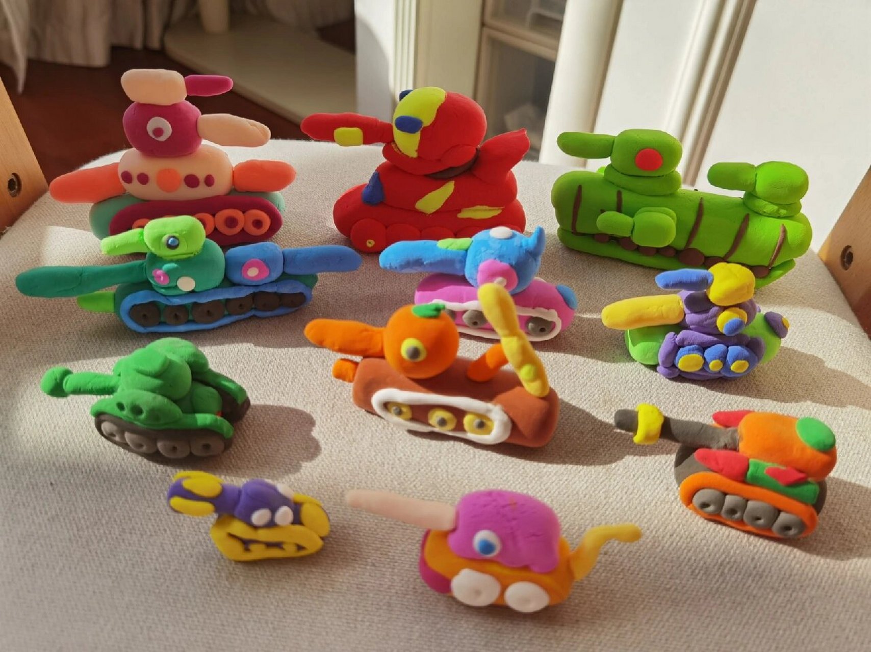 疫情停课期间,小家伙在家做的橡皮泥坦克…!