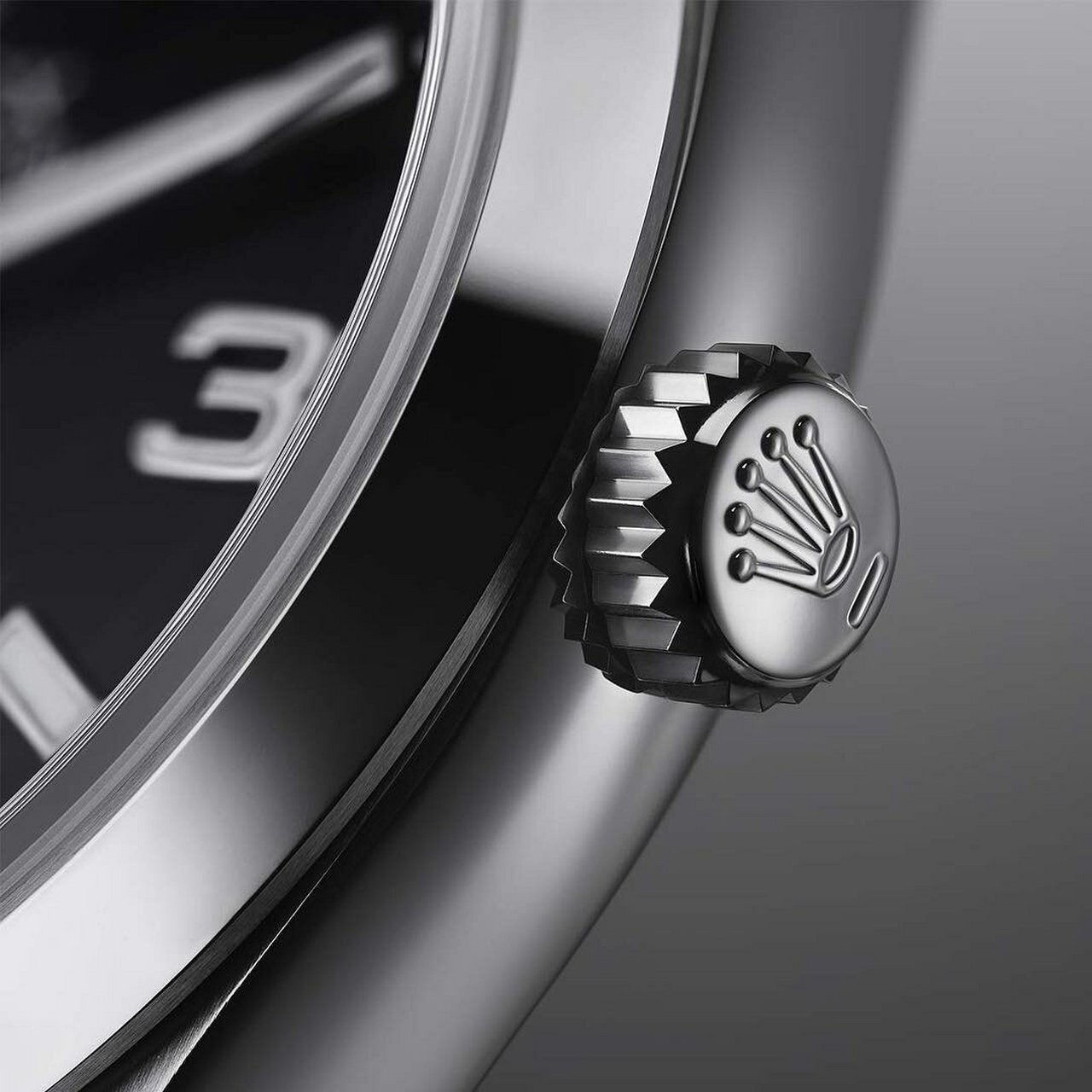 实际上这皇冠 logo 下方还隐藏了一些密码,通常在劳力士表冠上的皇冠