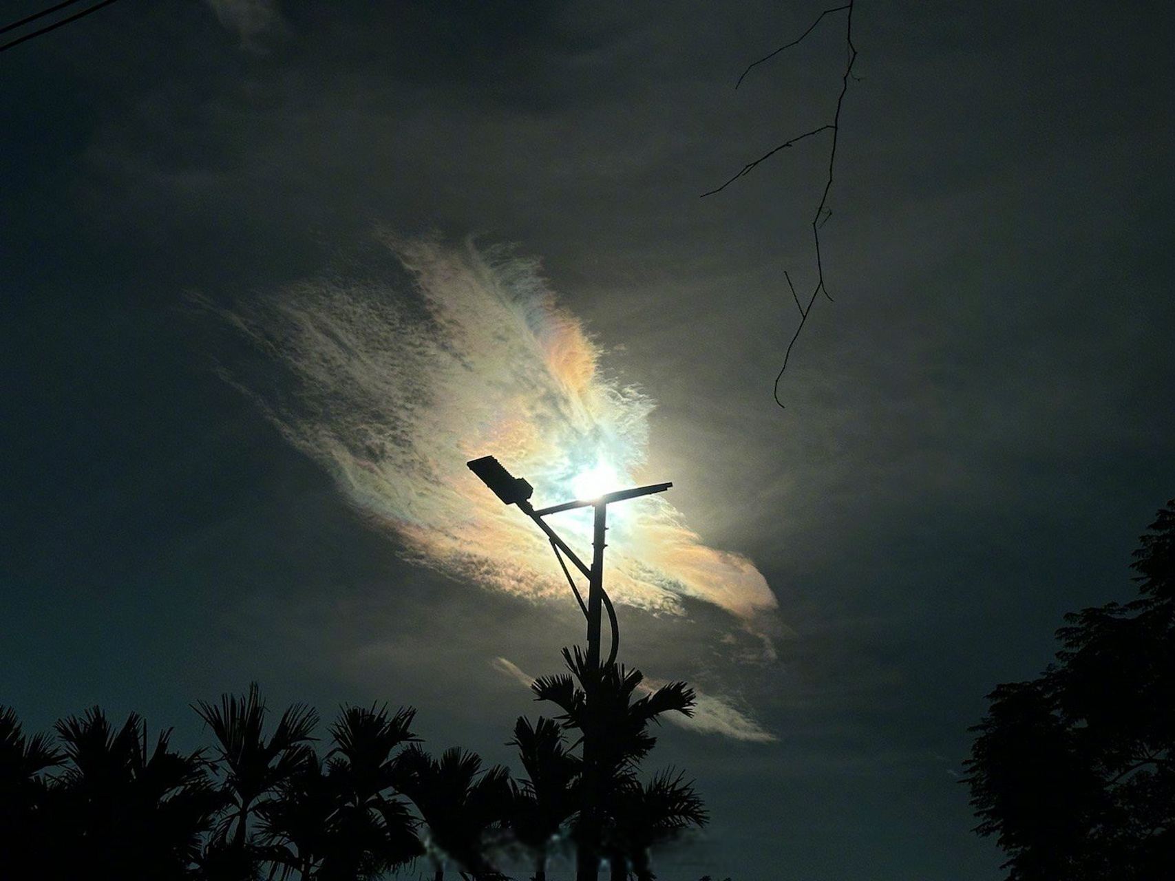 天气# 海南海口,一朵与日同辉的彩云,与云起舞的断虹,是满满的夏天感