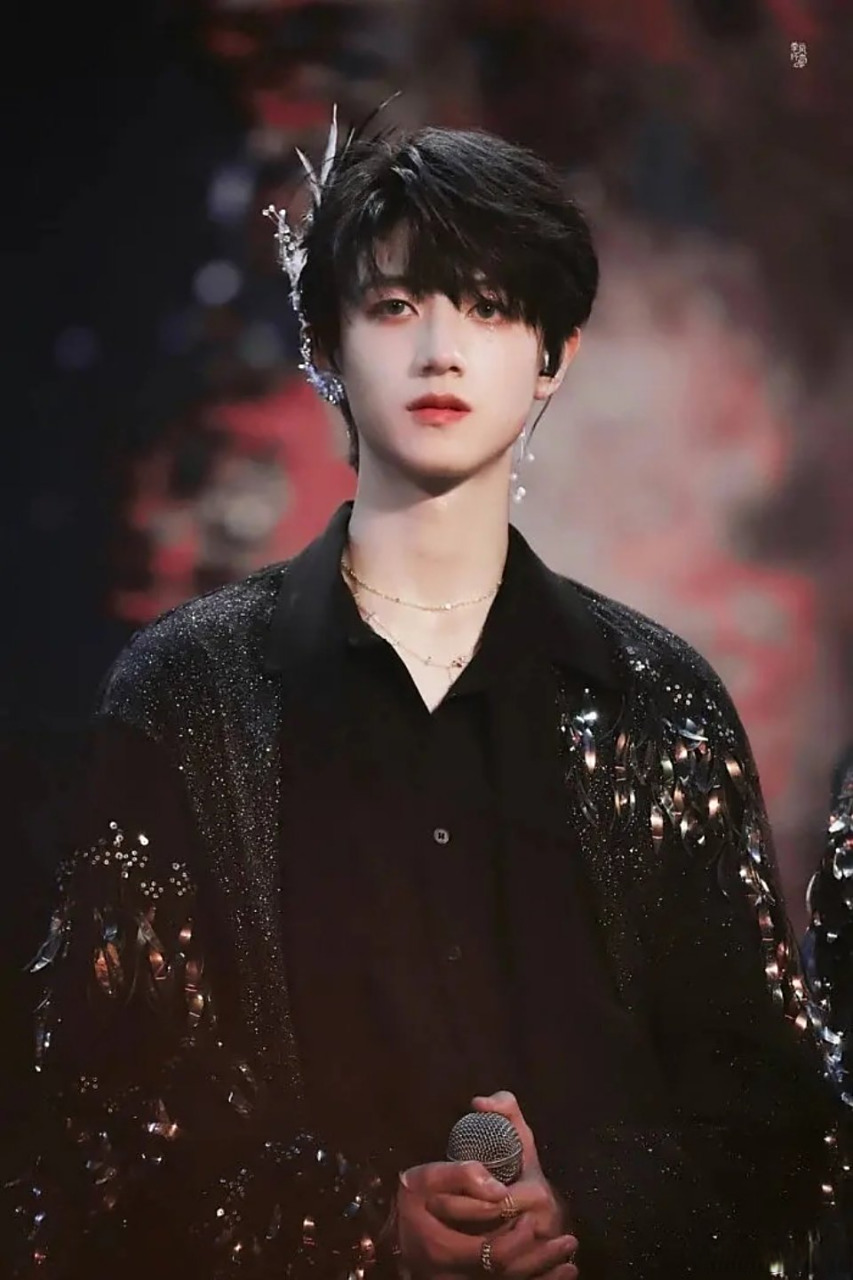 蔡徐坤代餐96,朱志鑫这位tf家族三代的颜值天花板跟他好像.